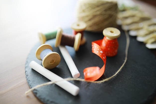 zestaw kolorowych nici i igieł